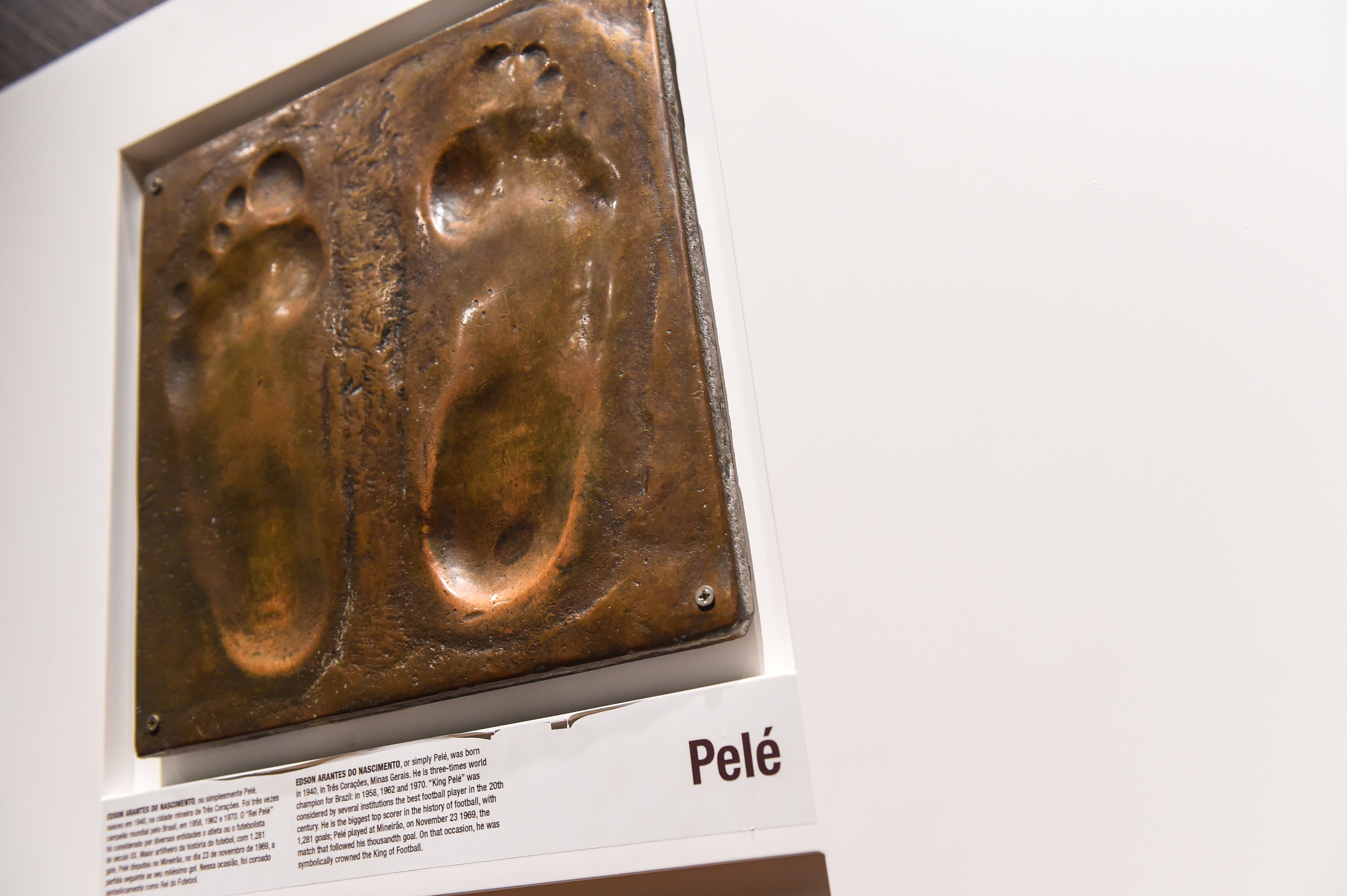Marca dos pés e assinatura do Pelé