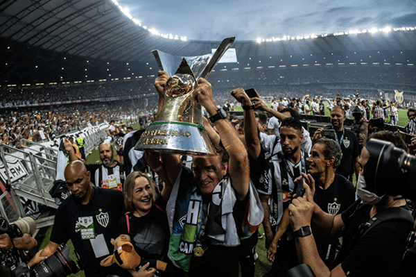 Jogadores do Atlético Mineiro levantando o troféu
